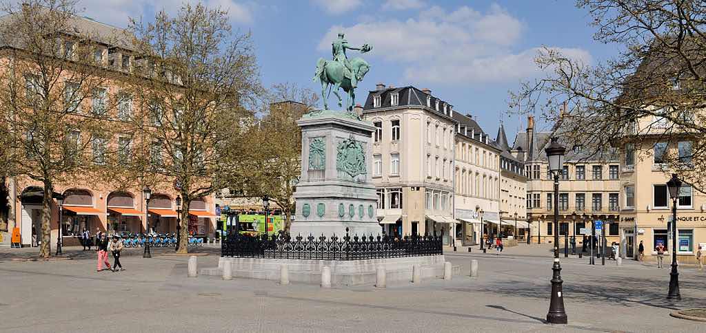 Place Guillaume II, Luxembourg City - by Cayambe:Wikimedia