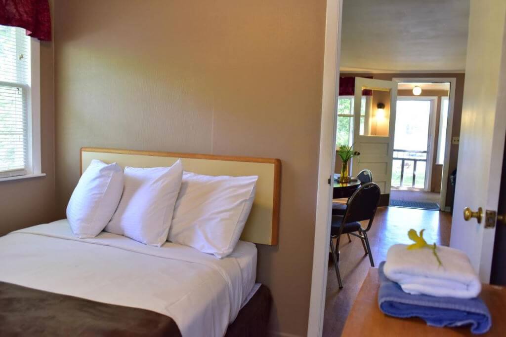 Delton Oaks Resort Motel by Booking