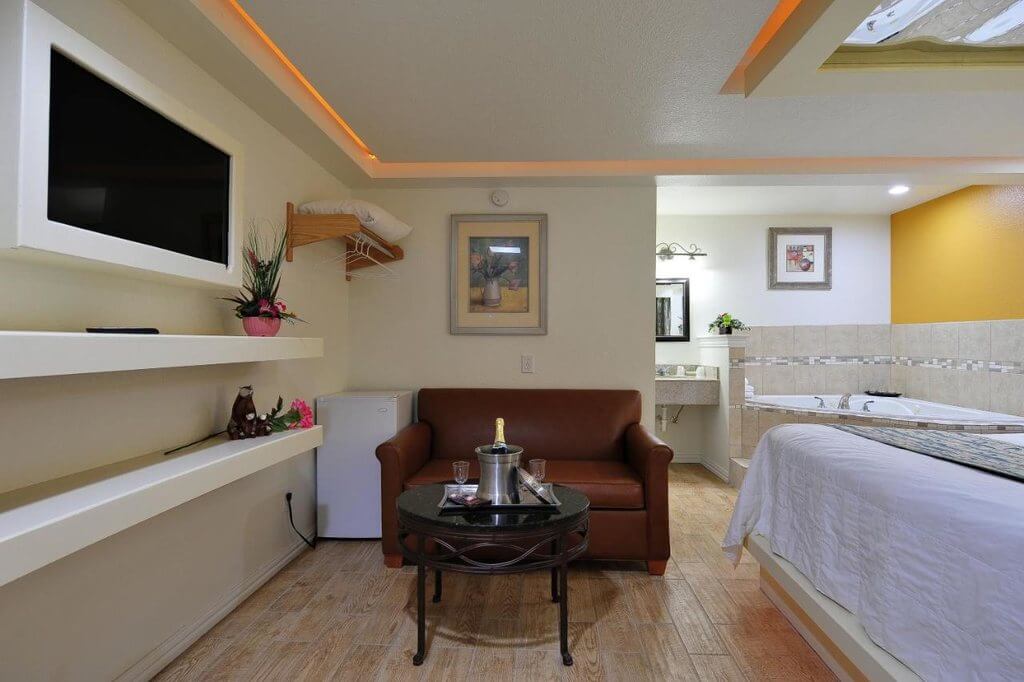 Romantic Inn & Suites, Dallas - by Booking