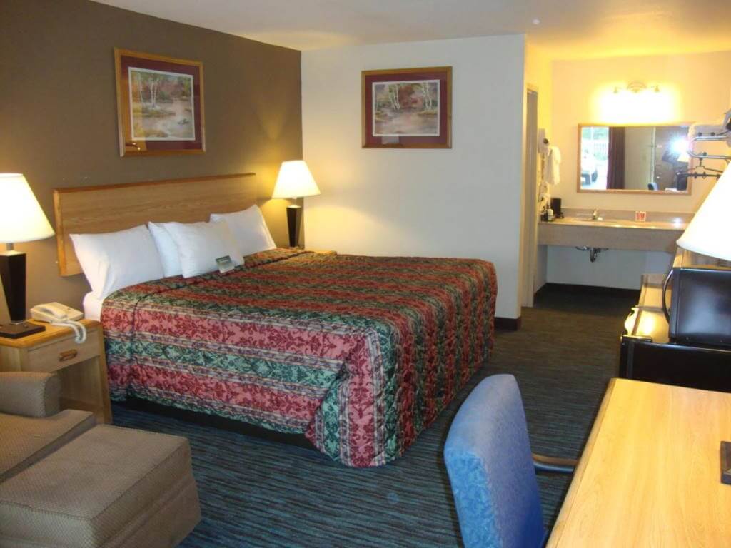 Econo Lodge Inn and Suites - Jackson by Booking