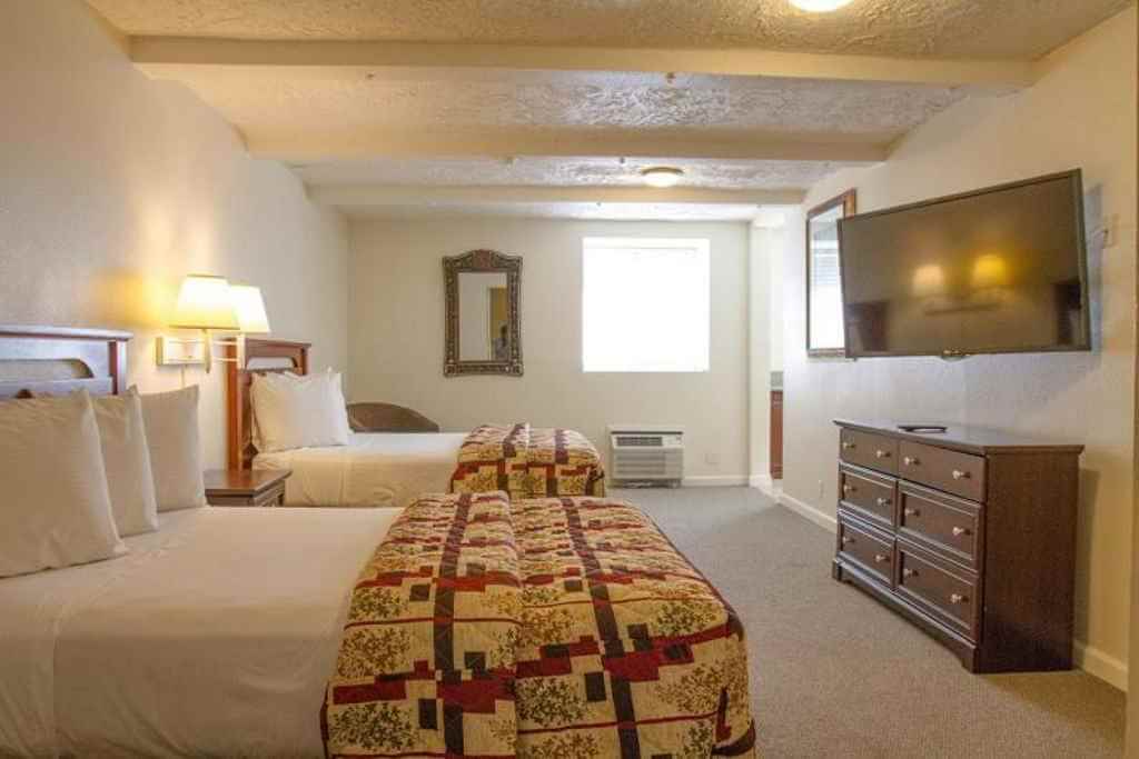 California Suites Hotel by Booking