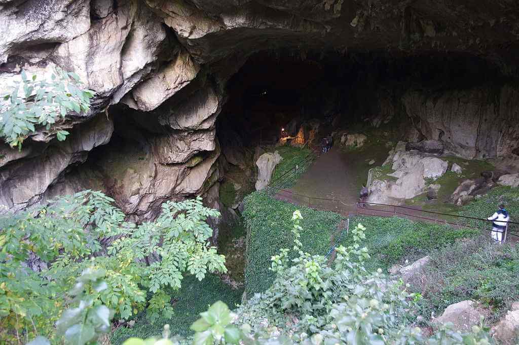 Grotte de Lombrives, France - by Traumrune, Wikimedia Commons