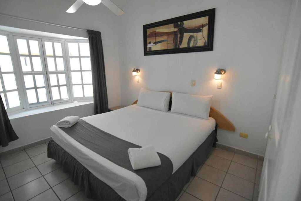 Tulipanes Cancún by Booking