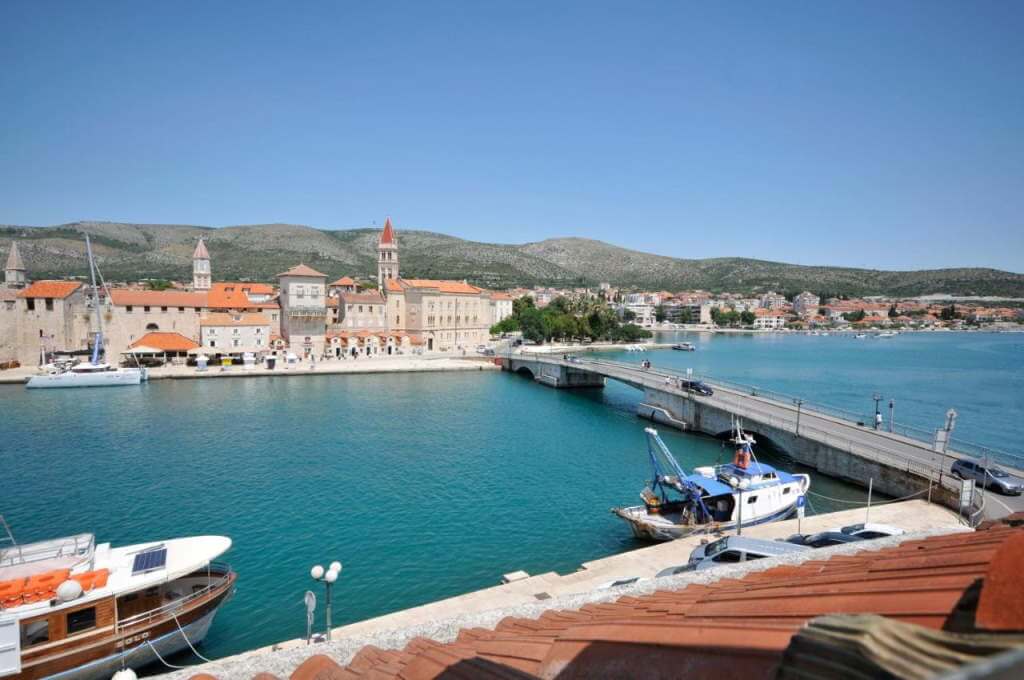 The harbor in front of Hotel Vila Sikaa by Booking