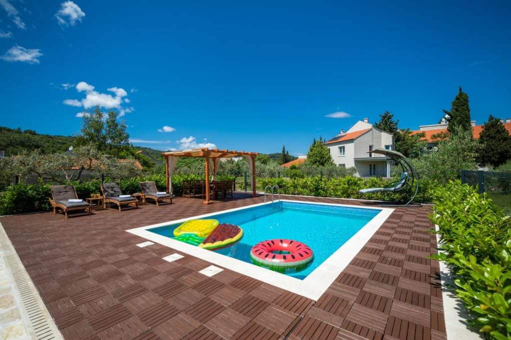 The pool area at Sunny House by Booking