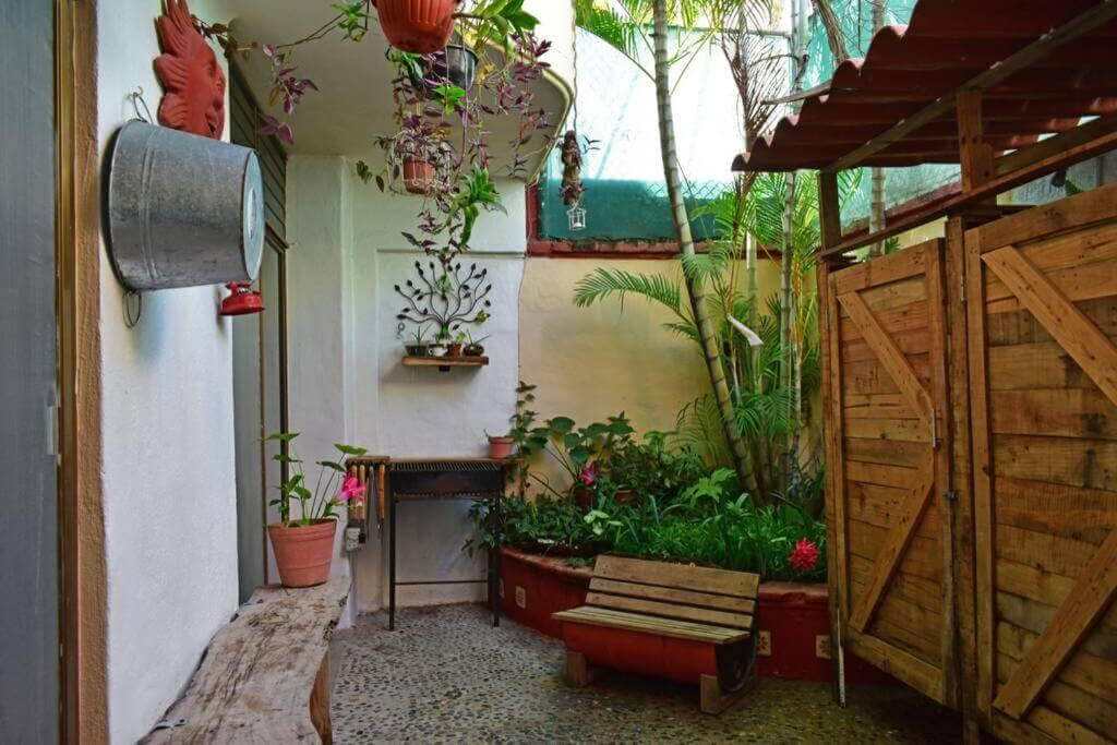 Casa Aramara's small but beautiful garden - by Booking