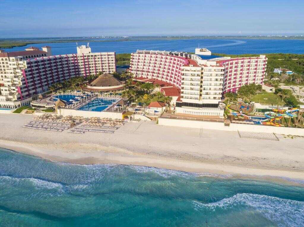 Crown Paradise Club Cancun - by Booking