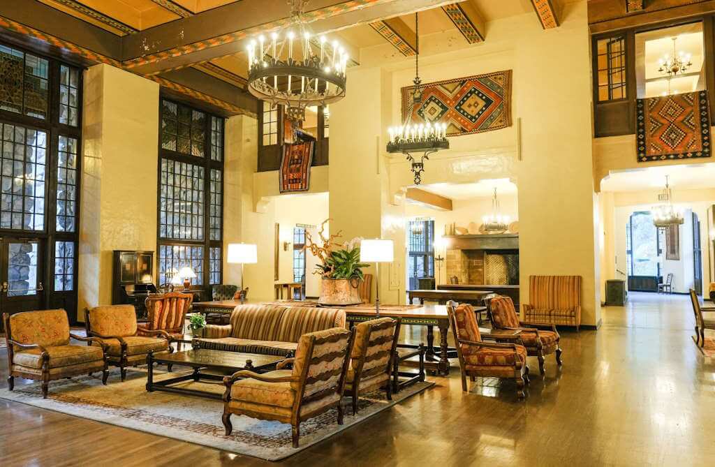The lobby oozes rustic charm - by Expedia
