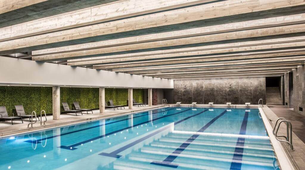 Indoor pool at The Hotel at Midtown, Chicago - by Booking