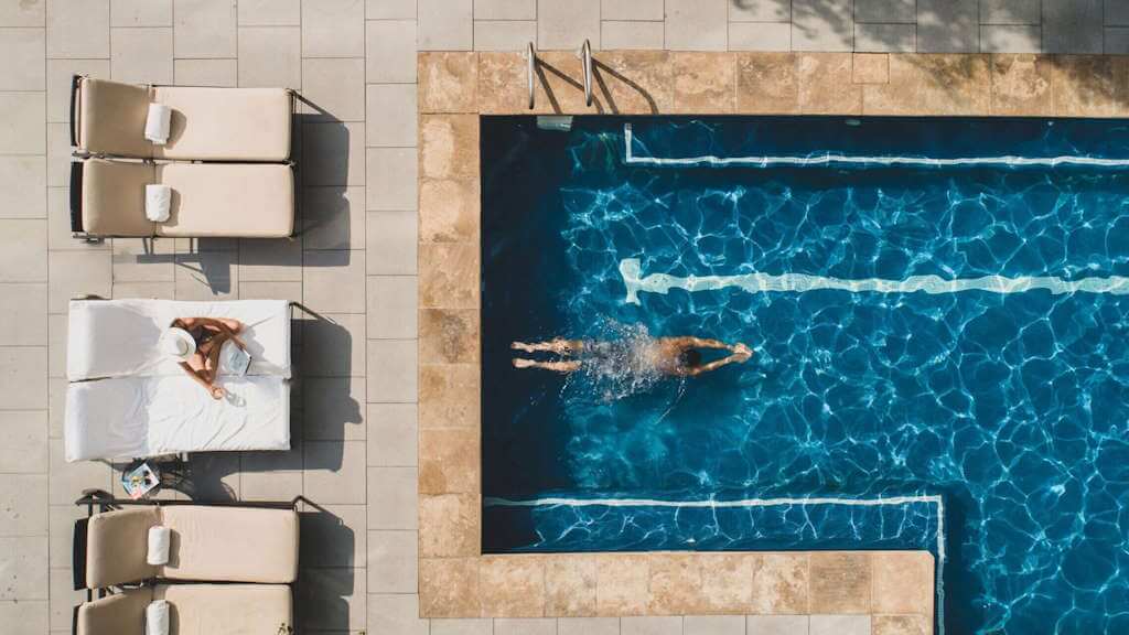 Four Seasons' rooftop pool - by Expedia