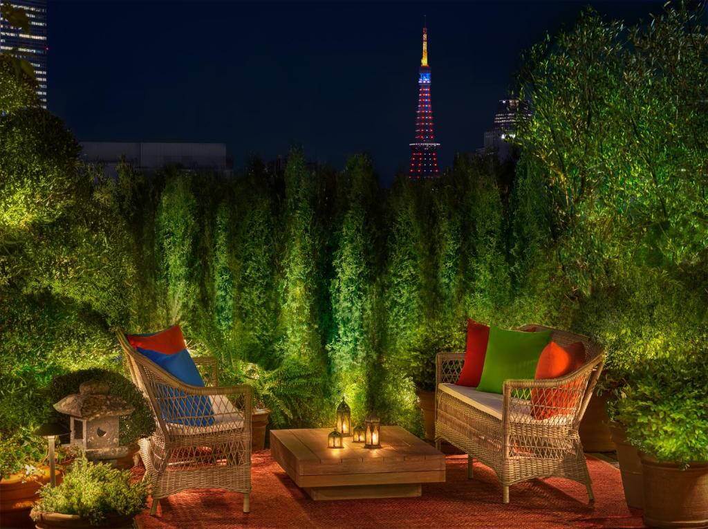 Sip a cocktail with view of Tokyo - by Booking