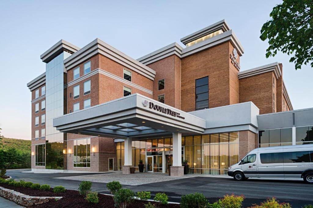 The hotel's exterior - by Booking