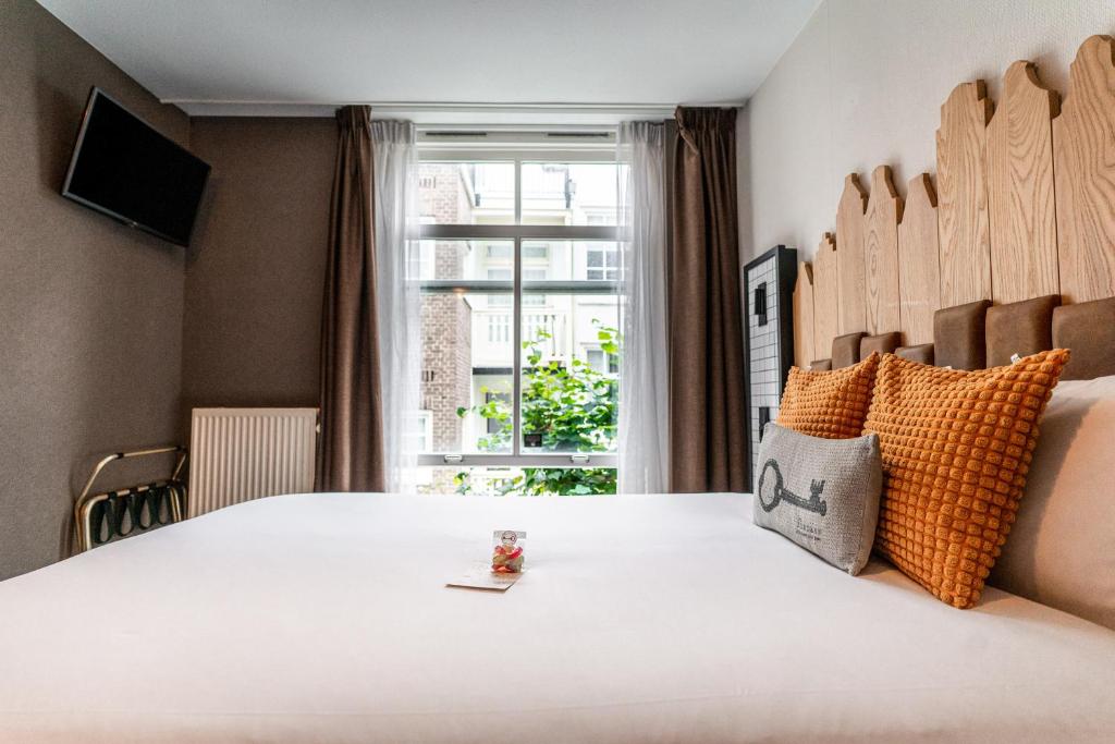 Mr. Jordaan - by Booking