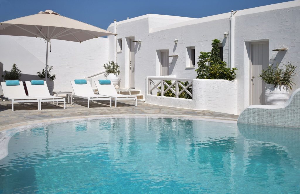 Outdoor pool - by Expedia