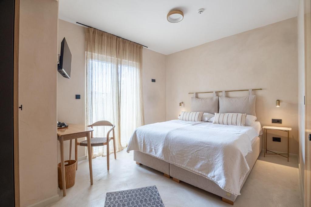 lo͝or luxury retreat - by Booking