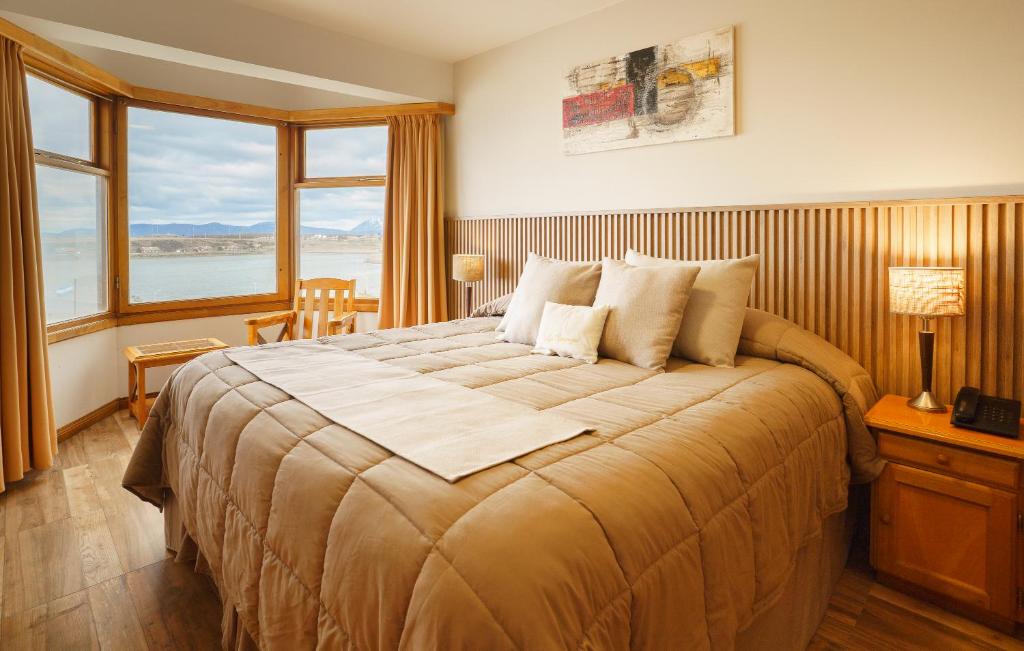 Los Naranjos - by Booking