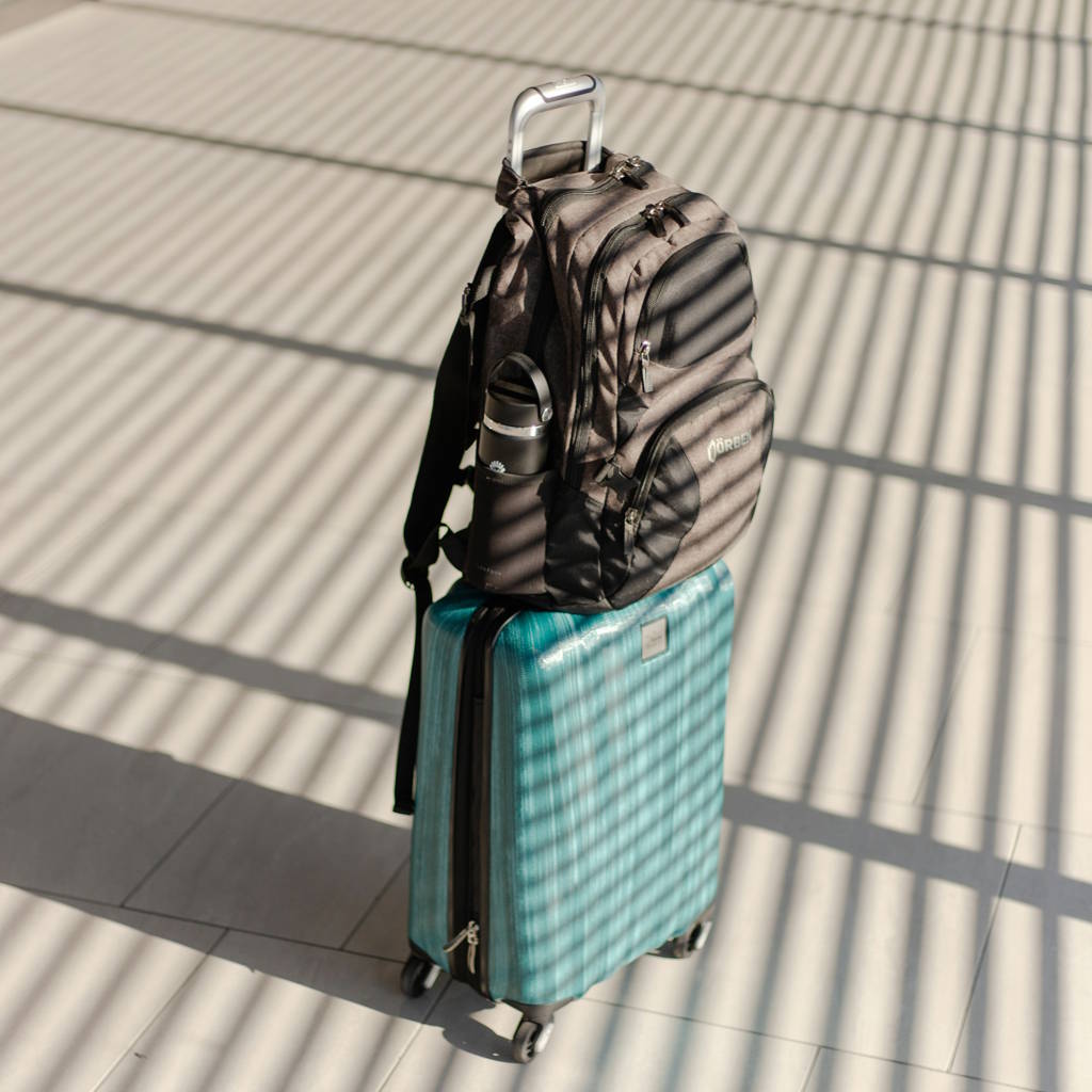 Travel light - by Omar Roque, Unsplash