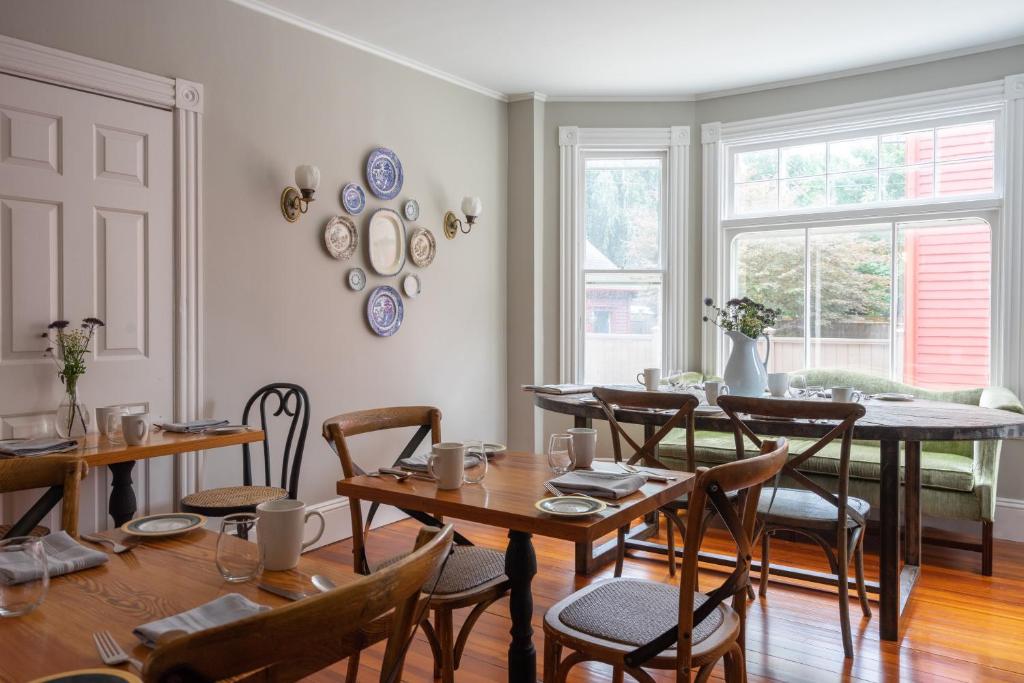 Chart House Inn, Providence - by Booking